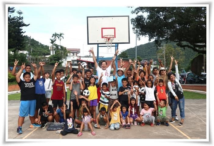 Being as a basketball coach, Eden Charity Ambassador Alex Niu warmly accompany children to enjoy their unforgettable time